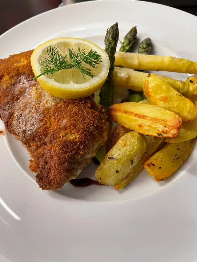 Cordon bleu mit Zitrone, grünem und weissem Spargel und gebratenen Kartoffeln