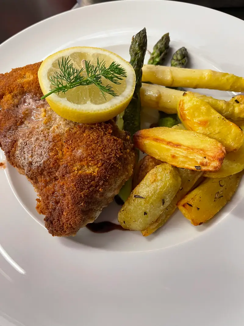 Cordon bleu mit Zitrone, grünem und weissem Spargel und gebratenen Kartoffeln