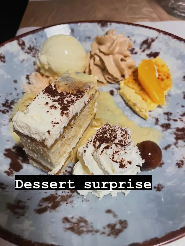 Dessertteller mit Cremeschnitte, Vanilleeis, Mousse und Fruchtsauce