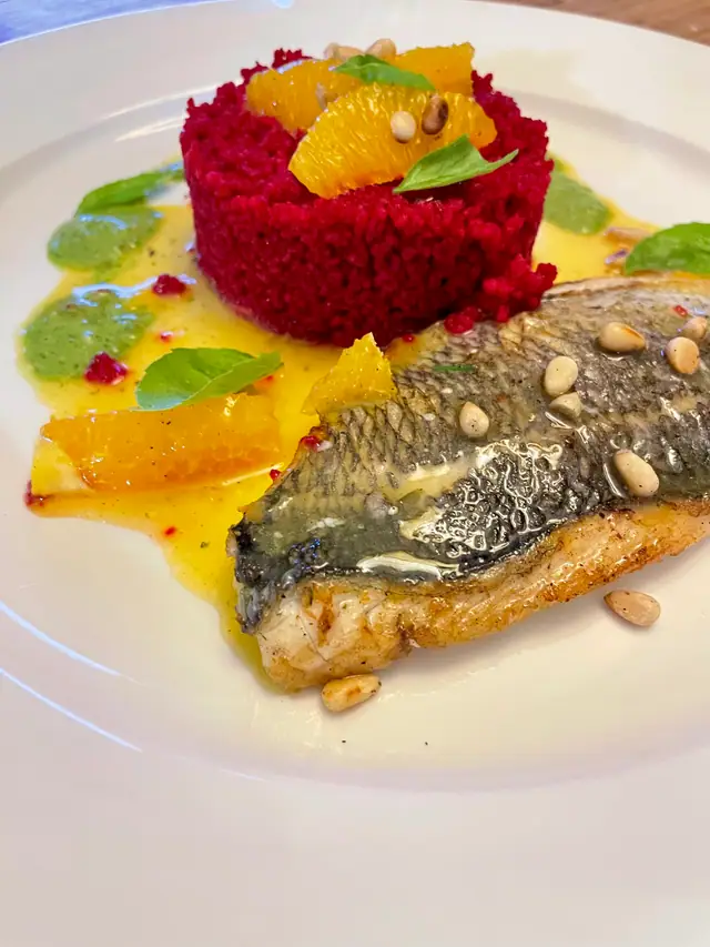 Gebratener Fisch mit Randencouscous, Orangenfilets, Pinienkernen und Basilikum
