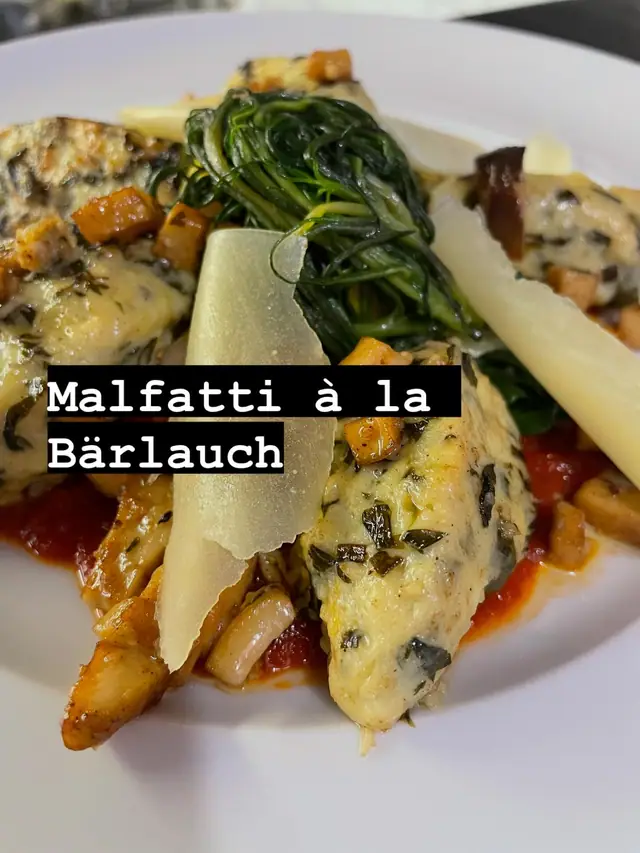 Gnocchi Malfatti mit Bärlauch, Hobelkäse und Spargel auf einem weissen Teller