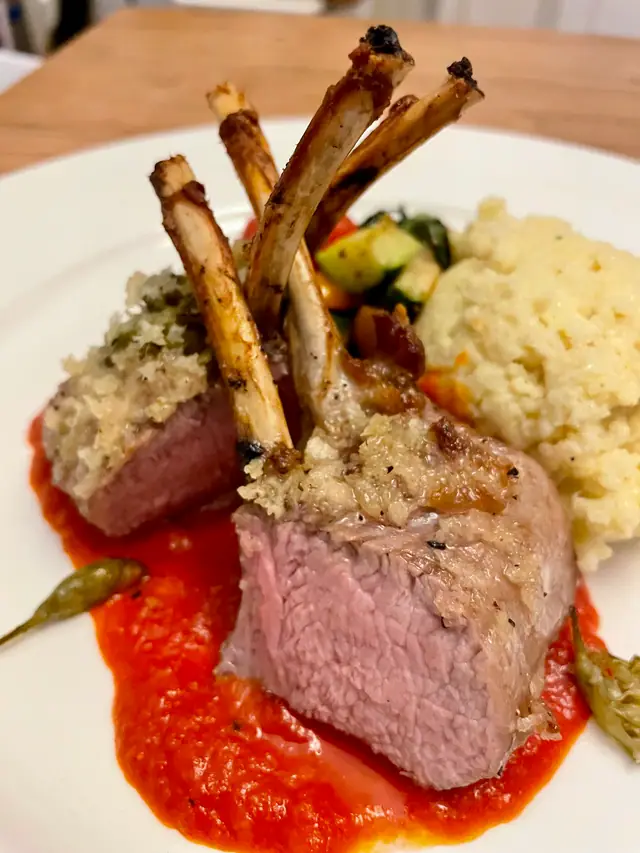 Lammrack mit Kräuterkruste, Couscous und roter Paprikasauce