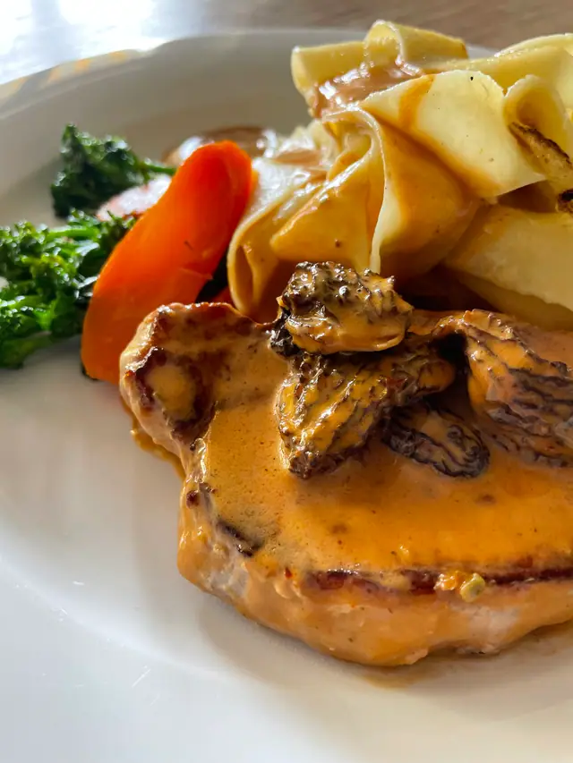 Rahmschnitzel mit Morcheln, Bandnudeln, Rüebli und Broccoli