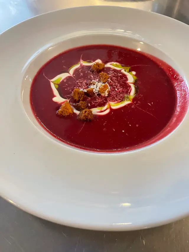 Randensuppe in einem weissen Teller mit Croutons und einem Klecks Rahm